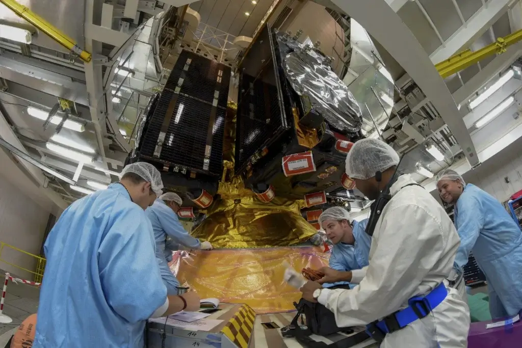 Příprava čtyř satelitů systému Galileo pro start na nosiči Ariane 5 (foto ESA)