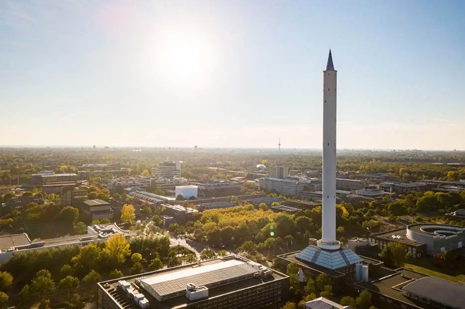 Zařízení Drop Tower pro vytváření stavu betíže v německých Brémách. To je součástí střediska pro výzkum vesmírných technologií známého jako ZARM při tamní univerzitě. (foto ESA)