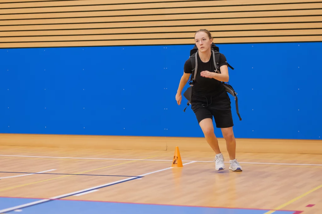 Test přenášení hmotnosti: Překonání dráhy s 10kg batohem