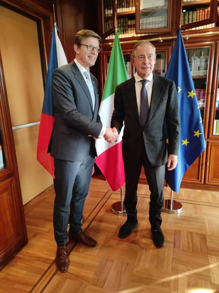 Ministr dopravy Martin Kupka vedl českou delegaci do Říma a setkal s italským ministrem pro podniky Adolfem Ursem a s vicepremiérem a ministrem dopravy Matteem Salvinim