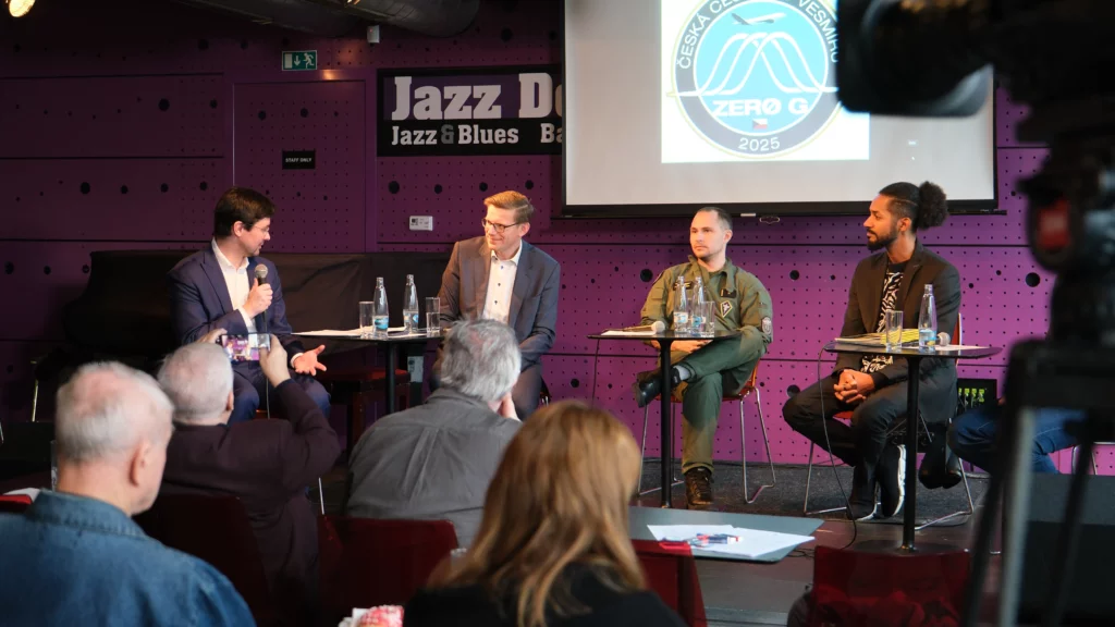 Ředitel odboru kosmických aktivit a nových technologií JUDr. Václav Kobera představuje logo mise Zero-G.