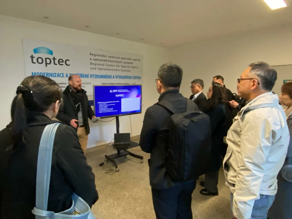 Delegace se zaměřila i na oblast optiky