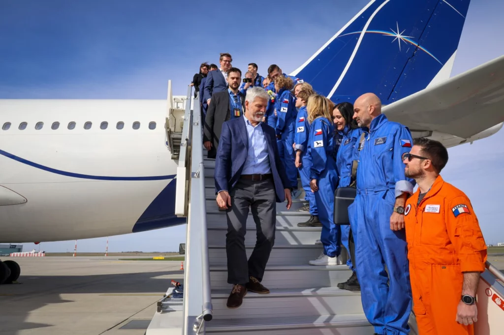 Prezident Petr Pavel doprovází posádku k letadlu při akci Zero-G