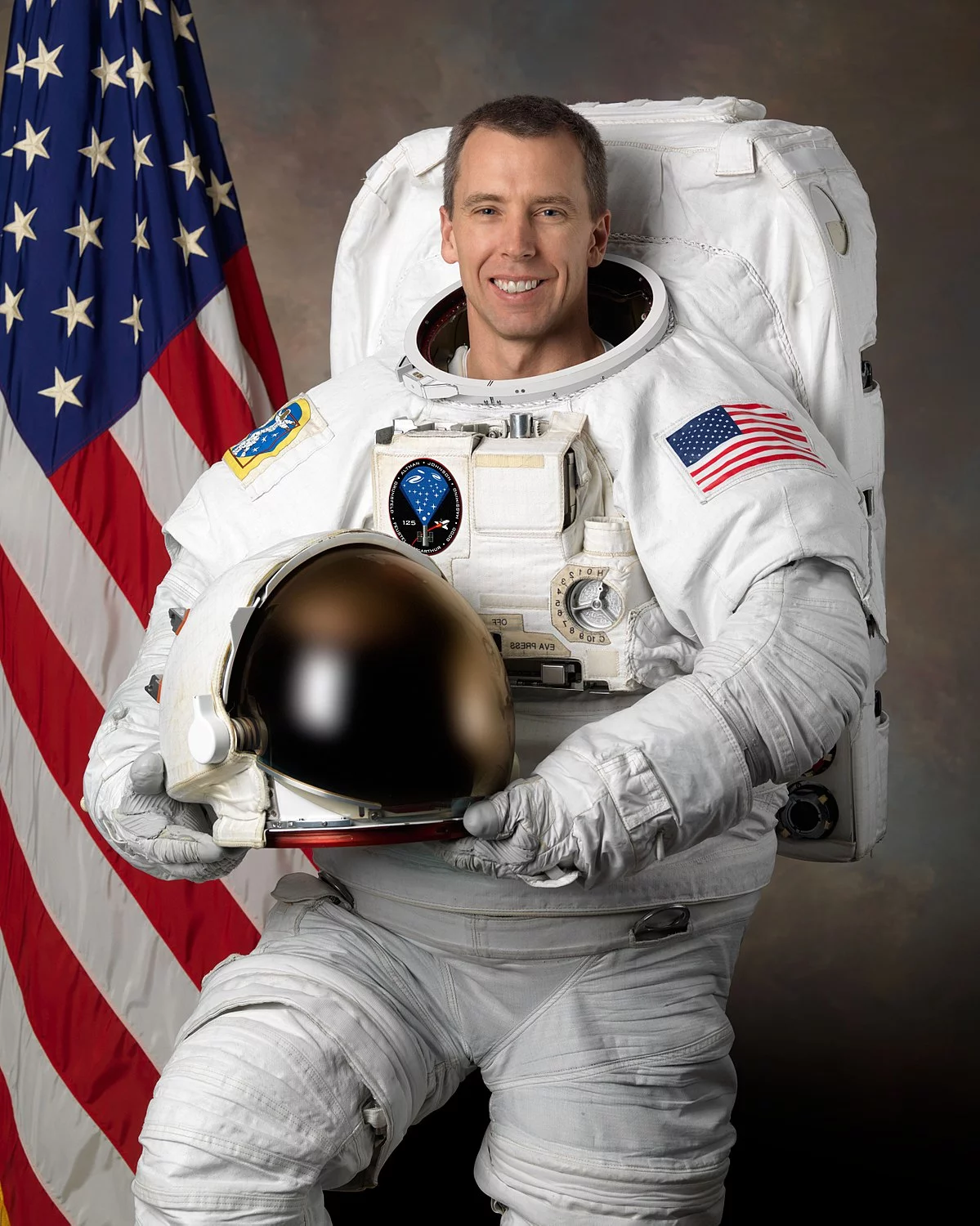 Americký astronaut v Praze: Andrew Feustel zasadí strom v botanické zahradě