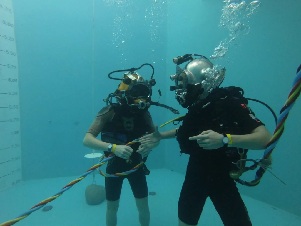 Ponor do jámy s instruktorem