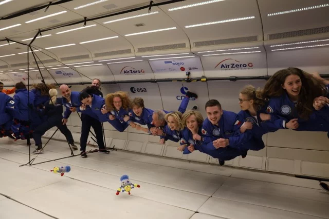 Adam Holenda ve stavu beztíže