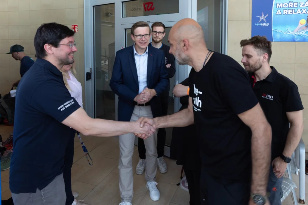 Ministr dopravy a ředitel České cesty do vesmíru zahájili výcvik potápění s kadety