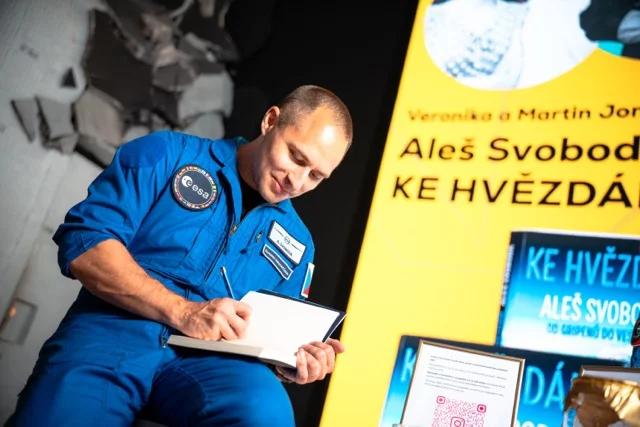 Autogramiáda- Aleš Svoboda rozdává podpisy na křtu svých knih