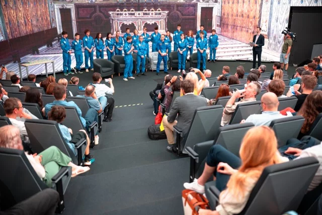 Ceremoniál pasování kadetů Zero-G na ambasadory národního vesmírného programu.