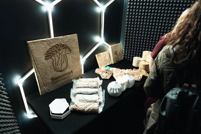 Výběr technologických témat v pavilonu z hexagonů