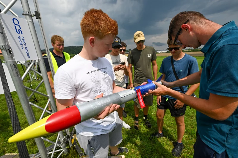 Finále Czech Rocket Challenge 2025: Studenti odpálili své nápady do nebe