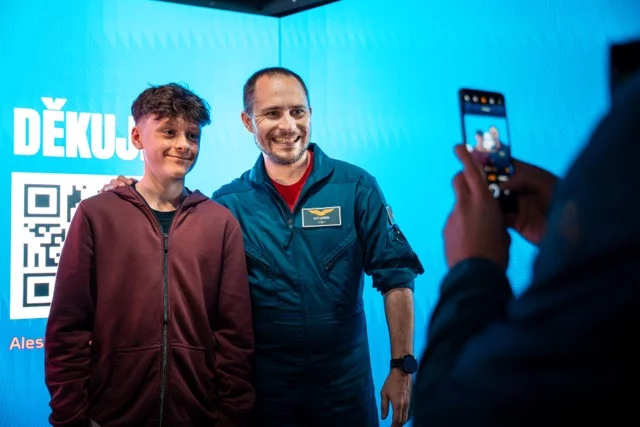 Český astronaut Aleš Svoboda rozdává autogramy a společné fotografie