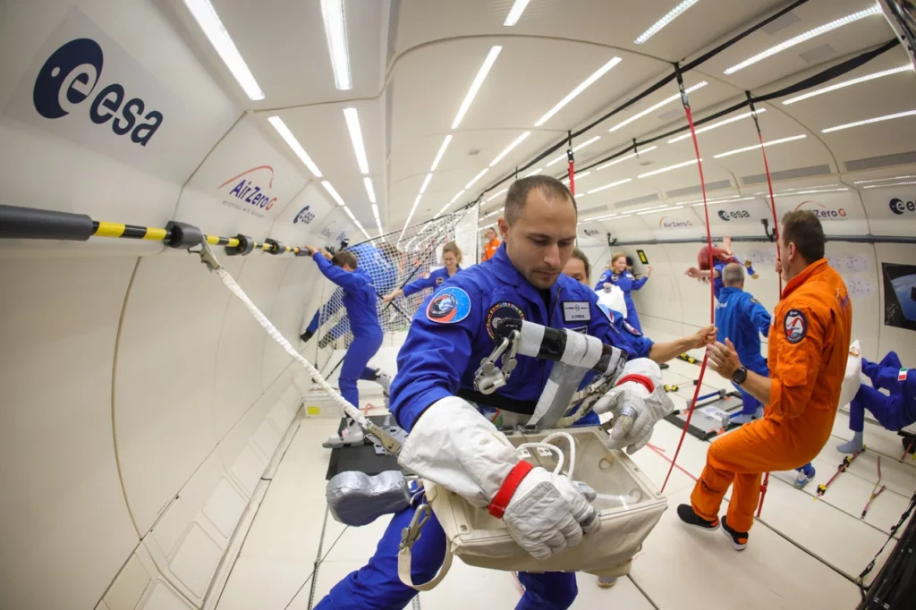 Aleš Svoboda v rámci parabolického letu trénuje stav beztíže.