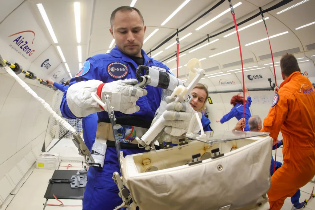 Aleš Svoboda v rámci parabolického letu trénuje stav beztíže.