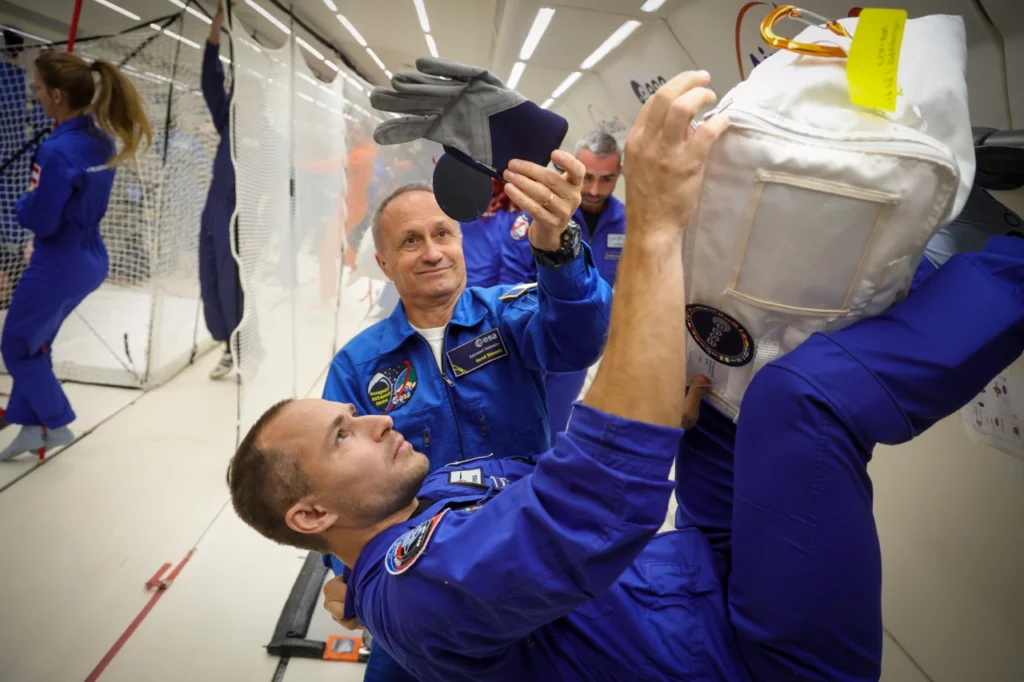 Aleš Svoboda v rámci parabolického letu trénuje stav beztíže. Kredit: Novespace