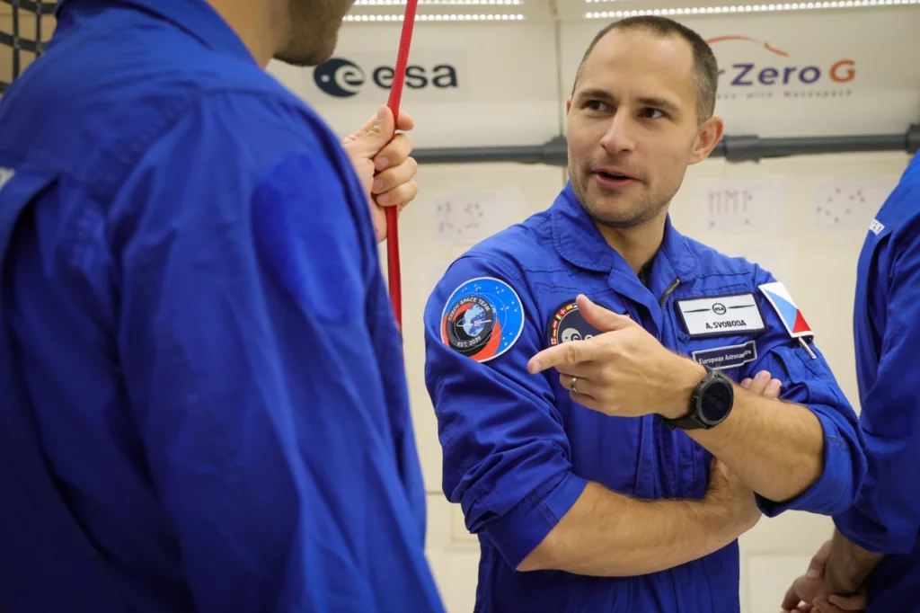 Aleš Svoboda v rámci parabolického letu trénuje stav beztíže. Kredit: Novespace