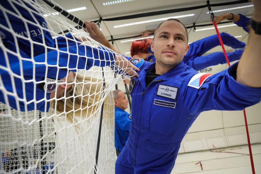 Aleš Svoboda v rámci parabolického letu trénuje stav beztíže. Kredit: Novespace