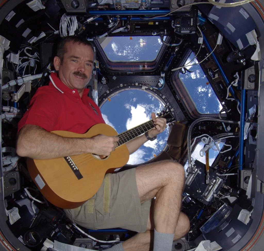 Chris Hadfield s kytarou na ISS