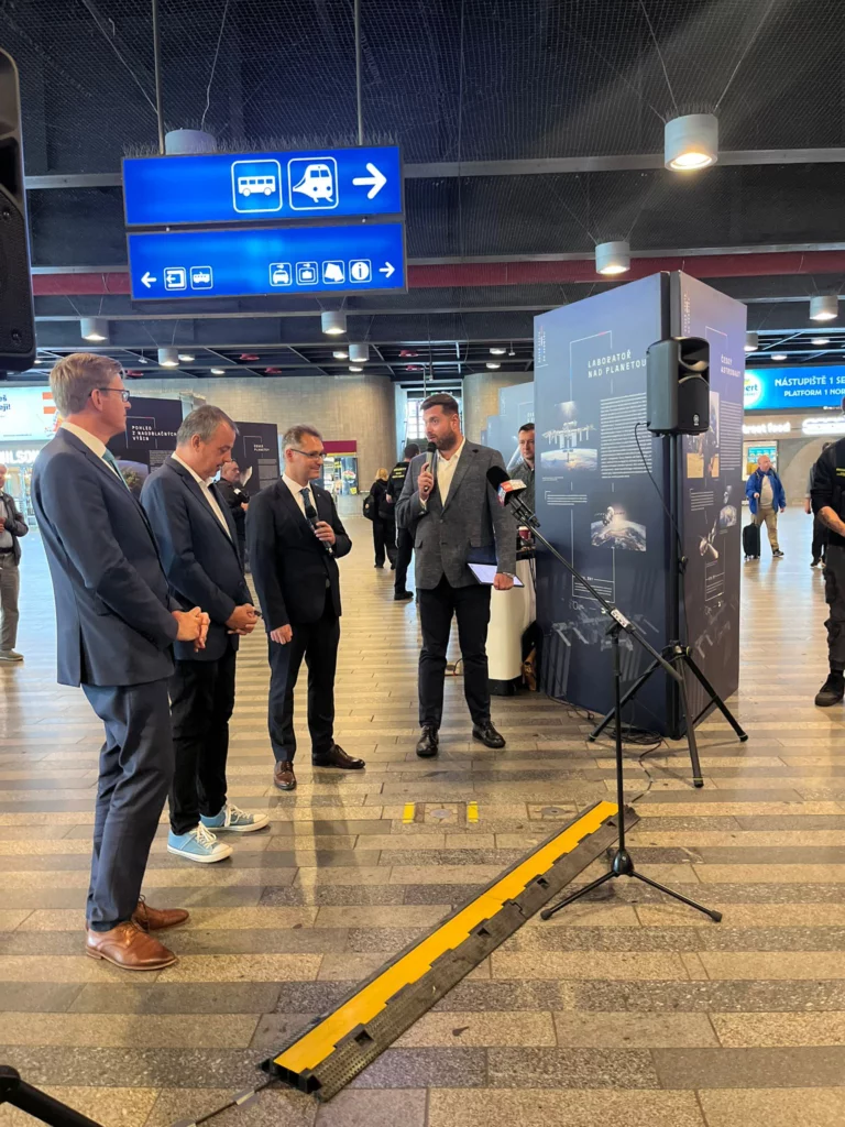 Zahájení výstavy české cesty do vesmíru na Hlavním nádraží