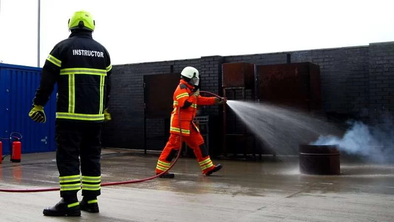 Požární cvičení: hašení plamenů jako součást přípravy astronautů, foto kredit ESA